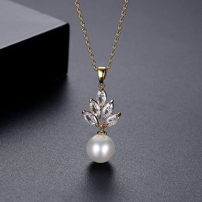 Five-leaf natural freshwater pearl necklace