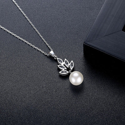 Five-leaf natural freshwater pearl necklace