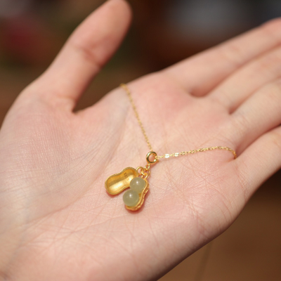 Peanuts • Emerald Jade stone necklace