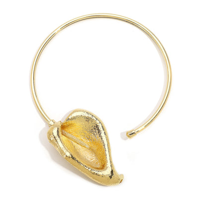 Three-dimensional flower necklace