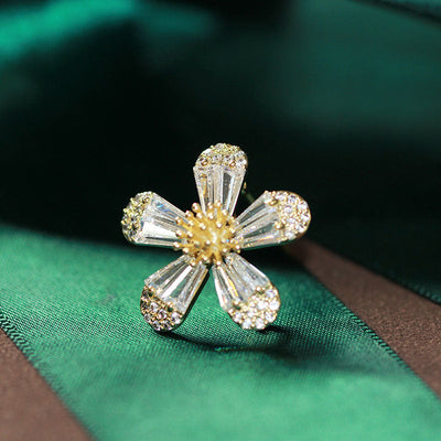 Simple Daisy Brooch