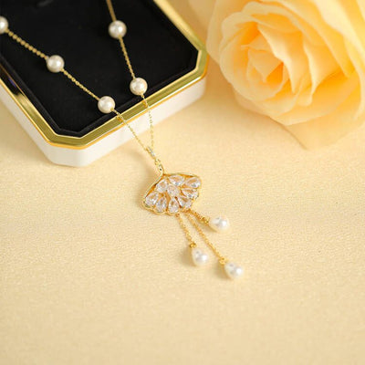 Scallop Pearl Crystal Pendant Necklace