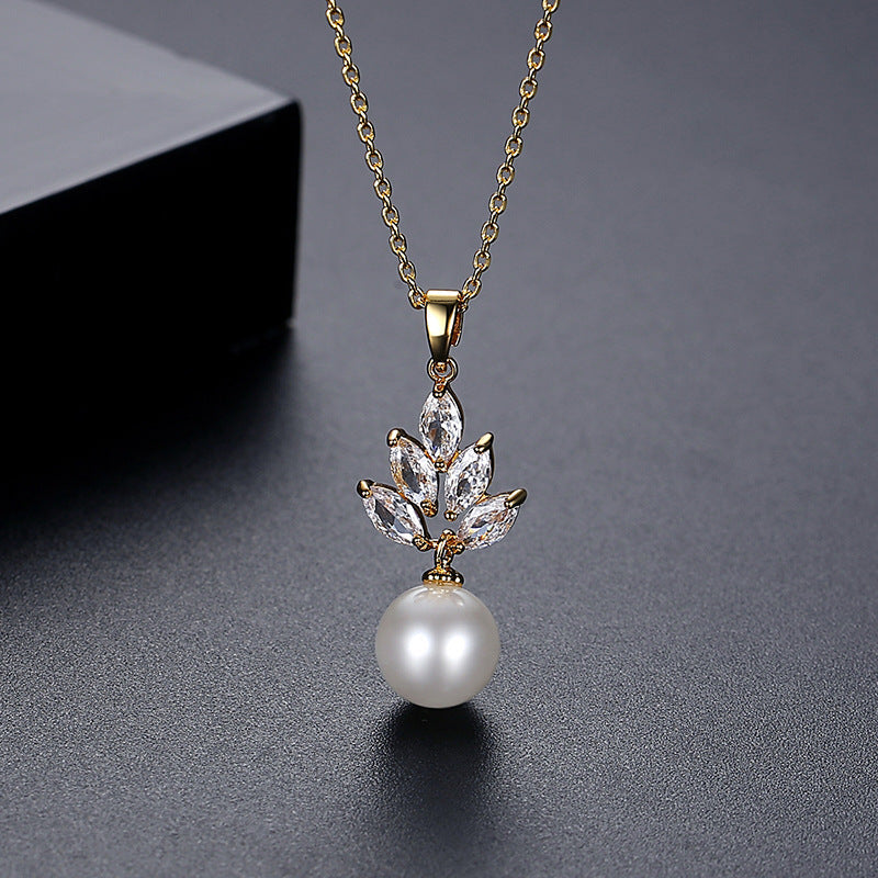 Five-leaf natural freshwater pearl necklace
