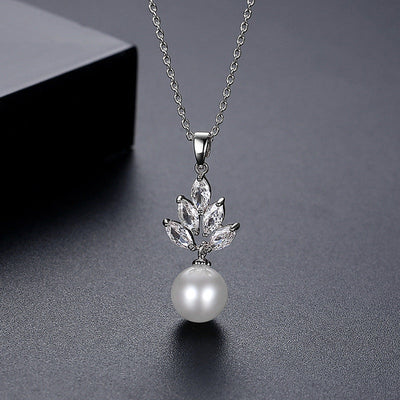 Five-leaf natural freshwater pearl necklace