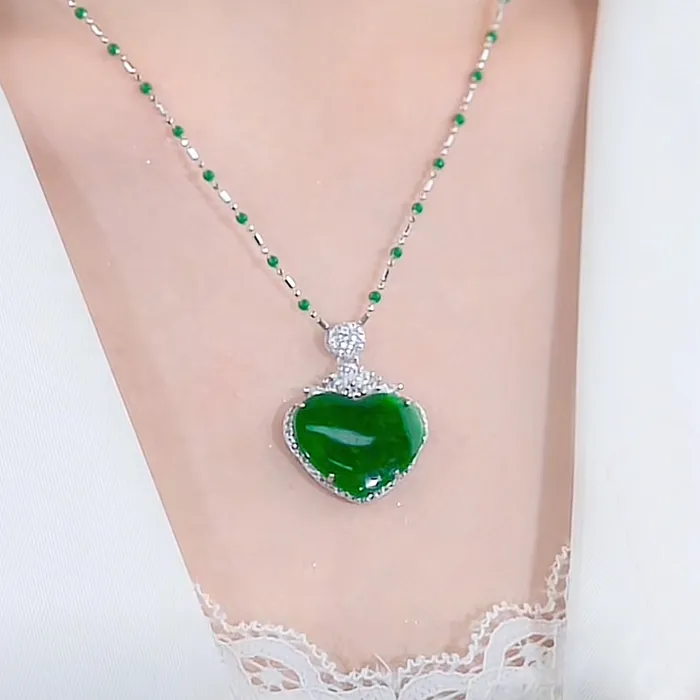 Natural Emerald Jade Stone heart-shaped pendant necklace
