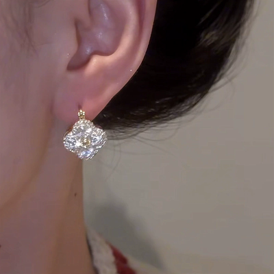 Natural cat's eye four-leaf flower earrings with diamonds