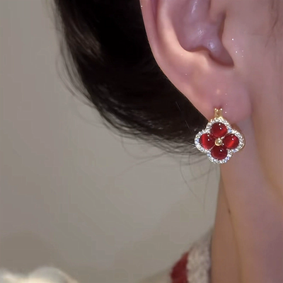 Natural cat's eye four-leaf flower earrings with diamonds