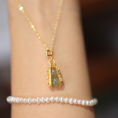 Peanuts • Emerald Jade stone necklace