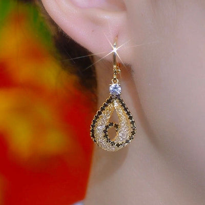 Net-wrapped water drop earrings