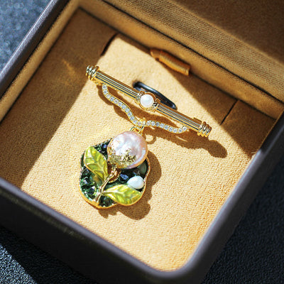 Natural freshwater pearl flower brooch