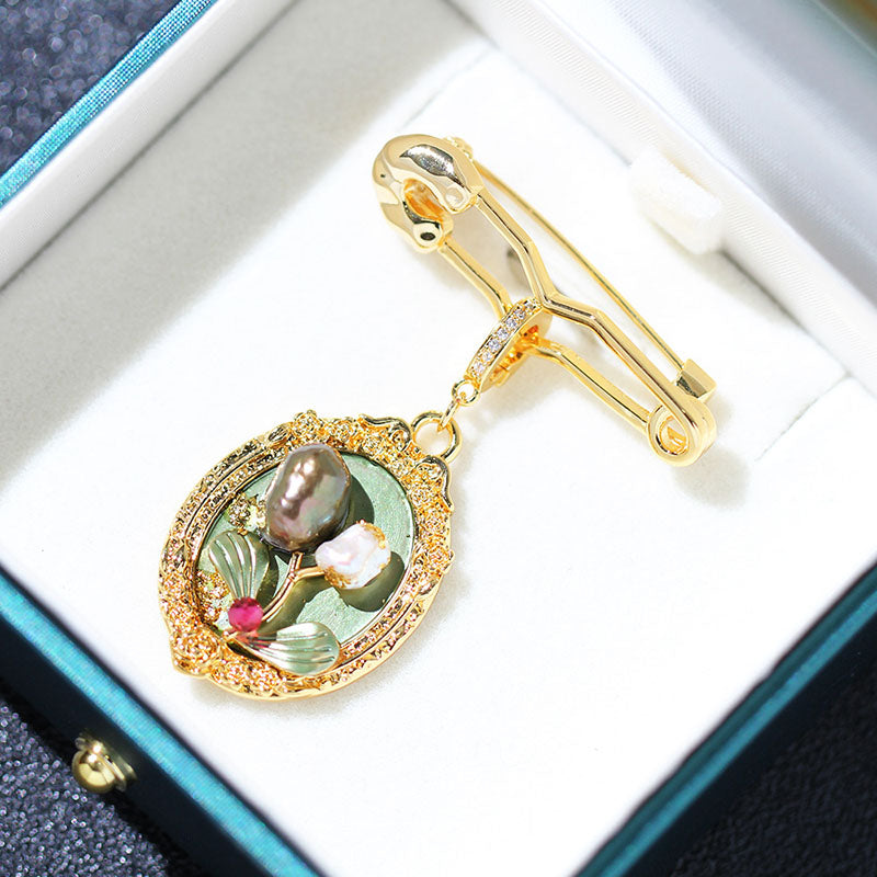 Retro framed brooch