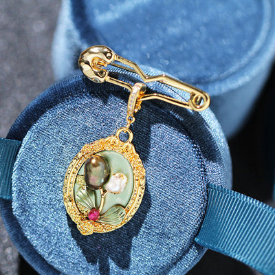 Retro framed brooch