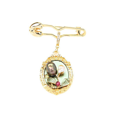 Retro framed brooch