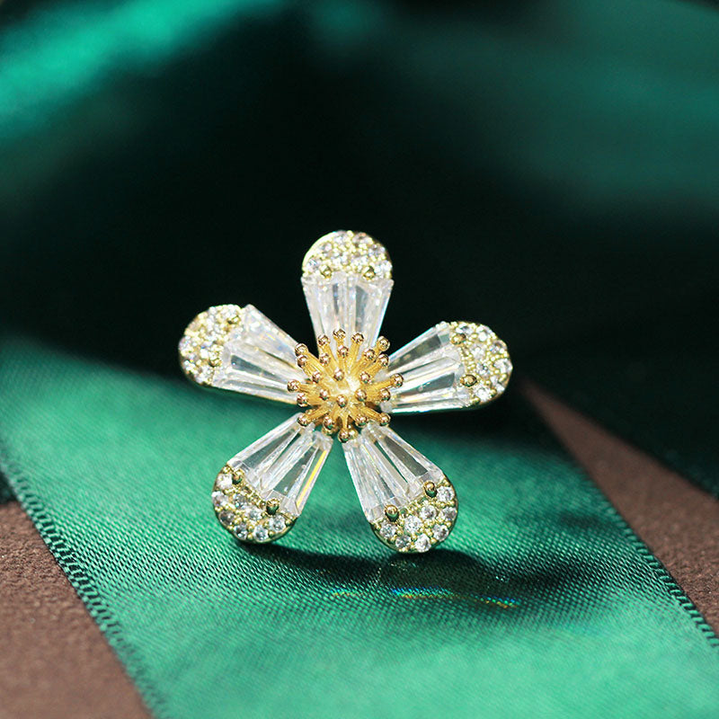 Simple Daisy Brooch